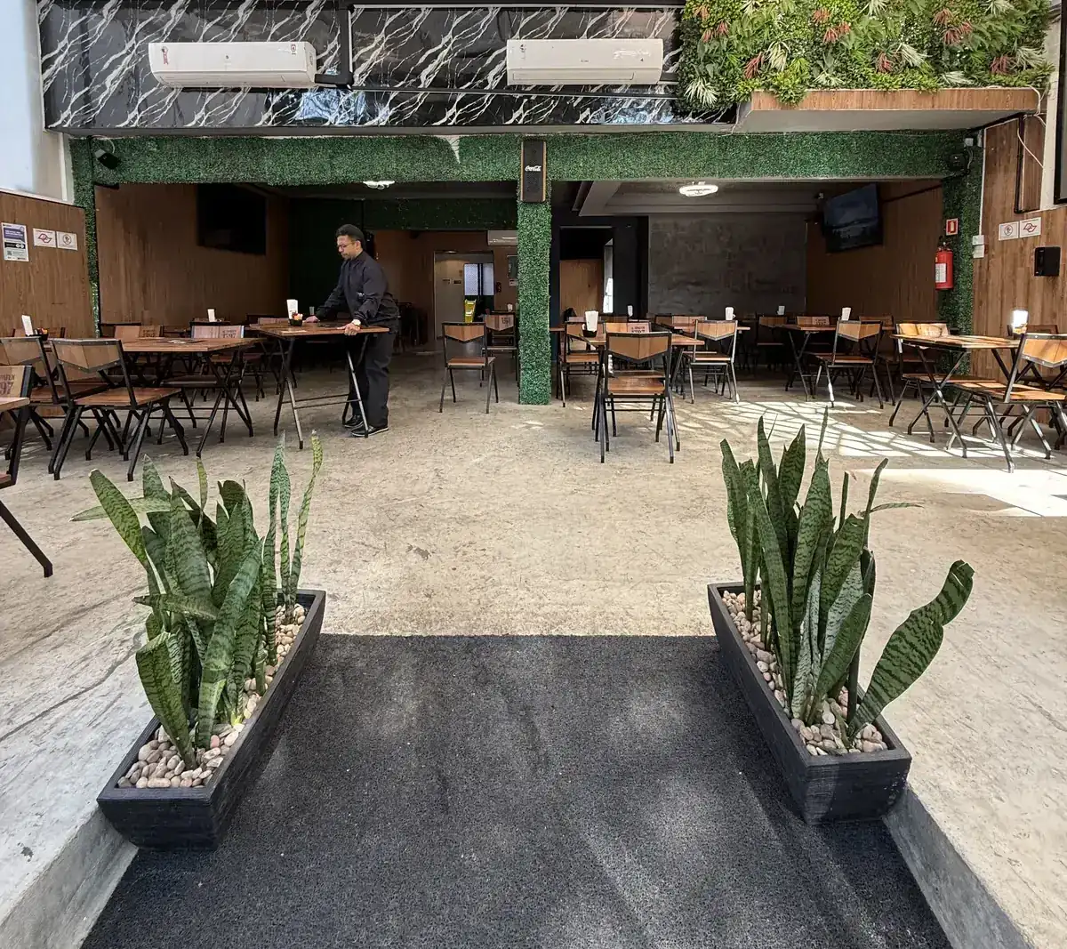 Entrada do salão do Zora Bar com jardineiras de espada-de-são-jorge