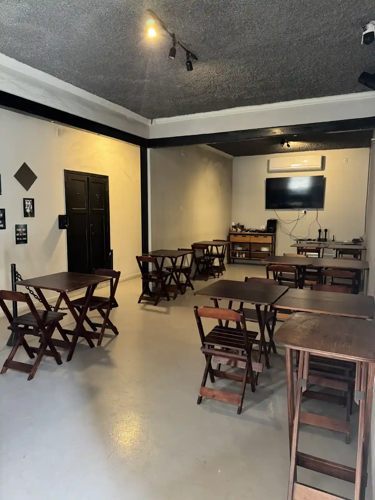 Ambiente preparado para festa de aniversário no Zora Bar, em Santos
