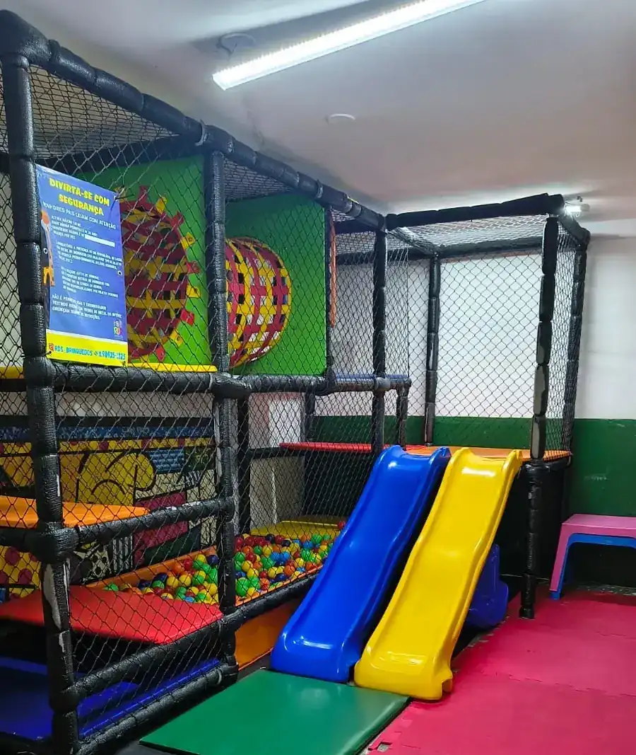 Espaço kids do Zora Bar com brinquedão, piscina de bolinhas e dois escorregadores