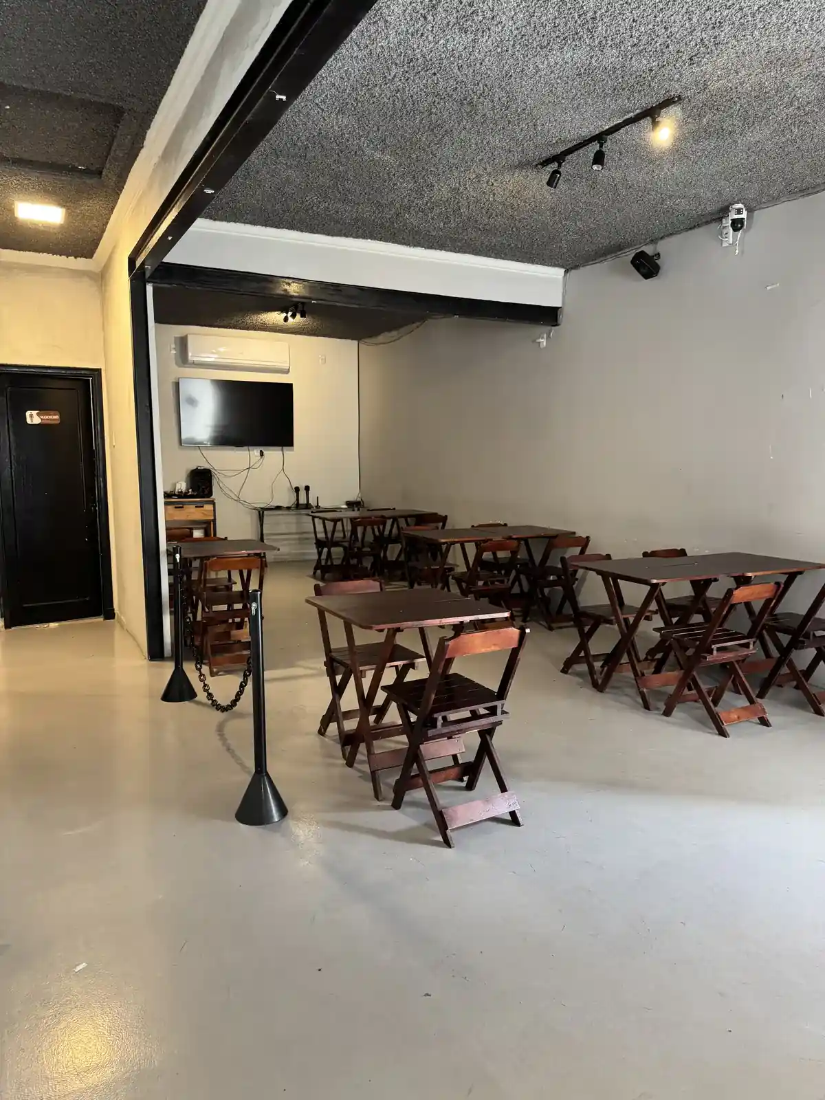 Salão privativo do Zora Bar preparado para confraternização de empresa em Santos