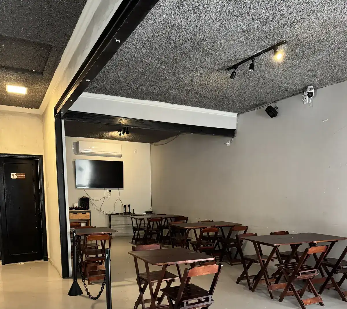 Sala reservada do Zora Bar usada para karaokê e eventos, no Gonzaga