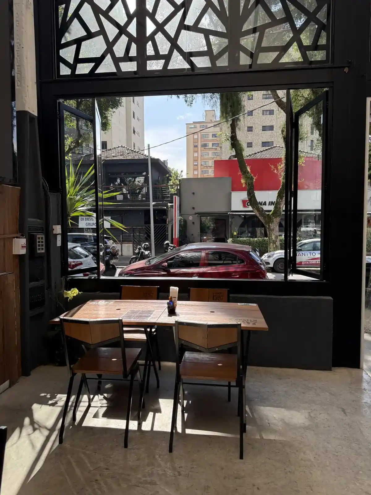 Mesa junto à janela do Zora Bar, na rua gastronômica do Gonzaga, em Santos