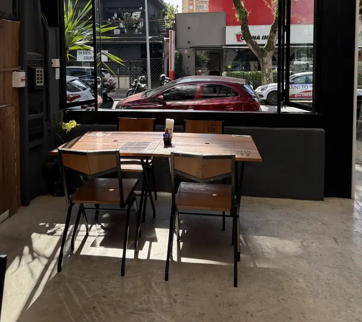 Mesa do Zora Bar junto à janela com vista para a Rua Tolentino Filgueiras