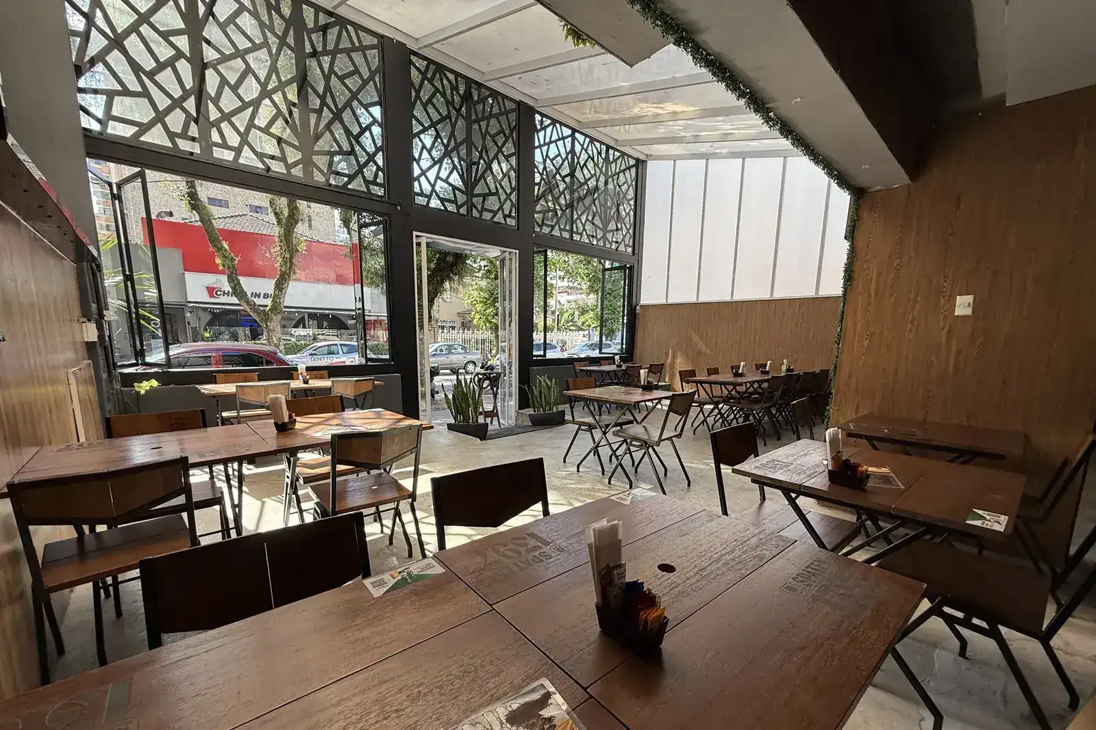 Fachada aberta do Zora Bar voltada para a rua gastronômica de Santos