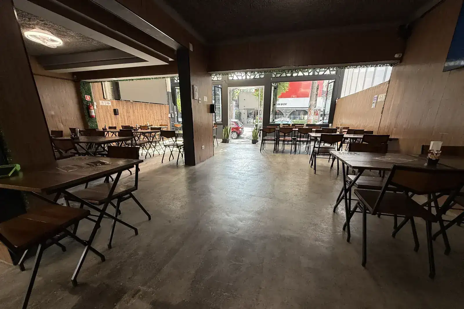 Salão amplo do Zora Bar durante o almoço de sábado, no Gonzaga