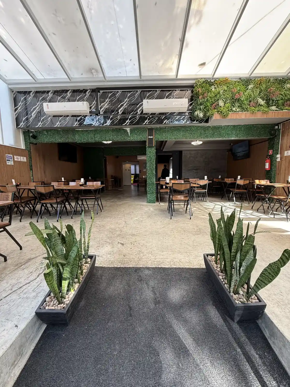 Salão principal do Zora Bar no Gonzaga, em Santos