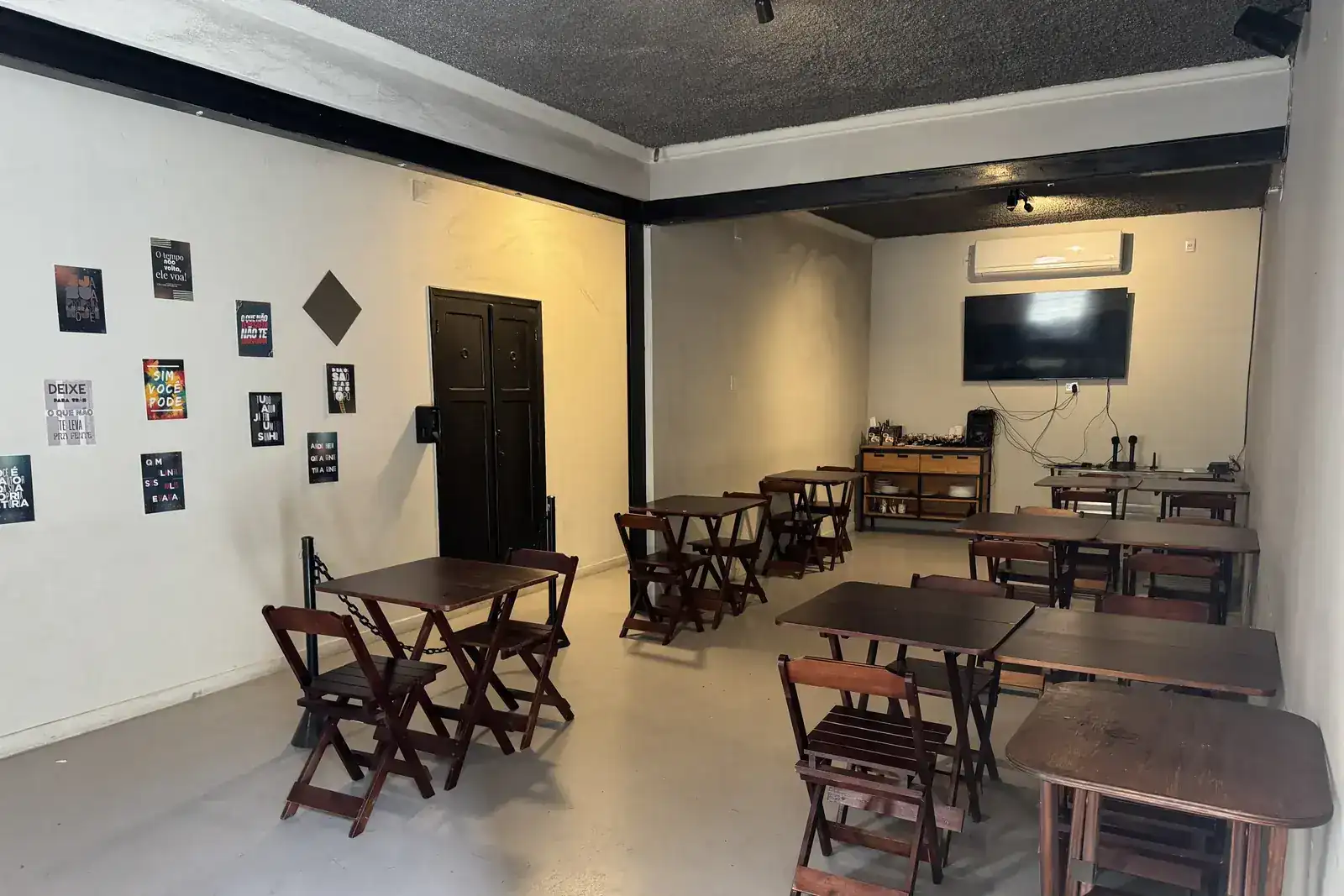 Vista ampla da sala de karaokê e festas do Zora Bar em Santos