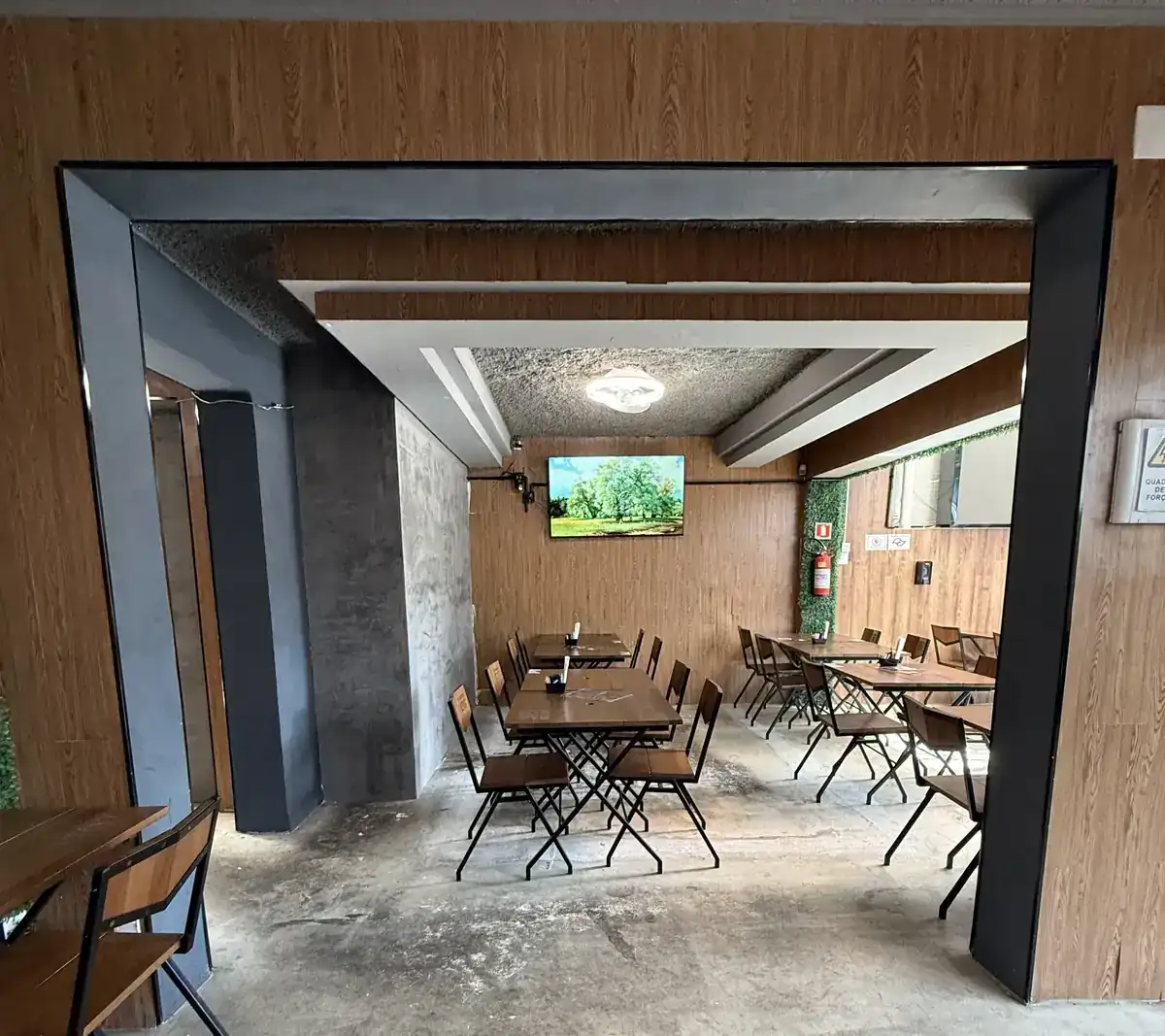 Salão reservado nos fundos do Zora Bar, visto pelo vão de acesso