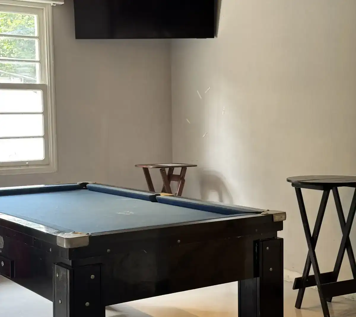 Detalhe da mesa de sinuca do Zora Bar com pendentes acesos