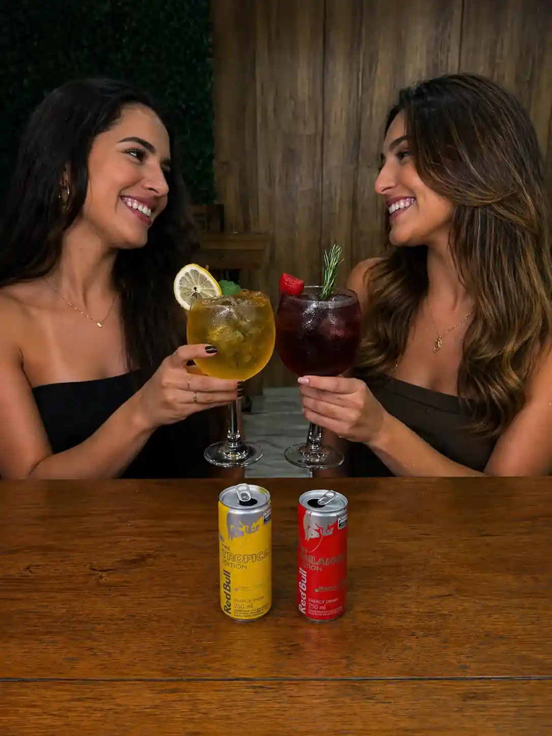 Duas amigas brindando com drinks no Zora Bar, em Santos