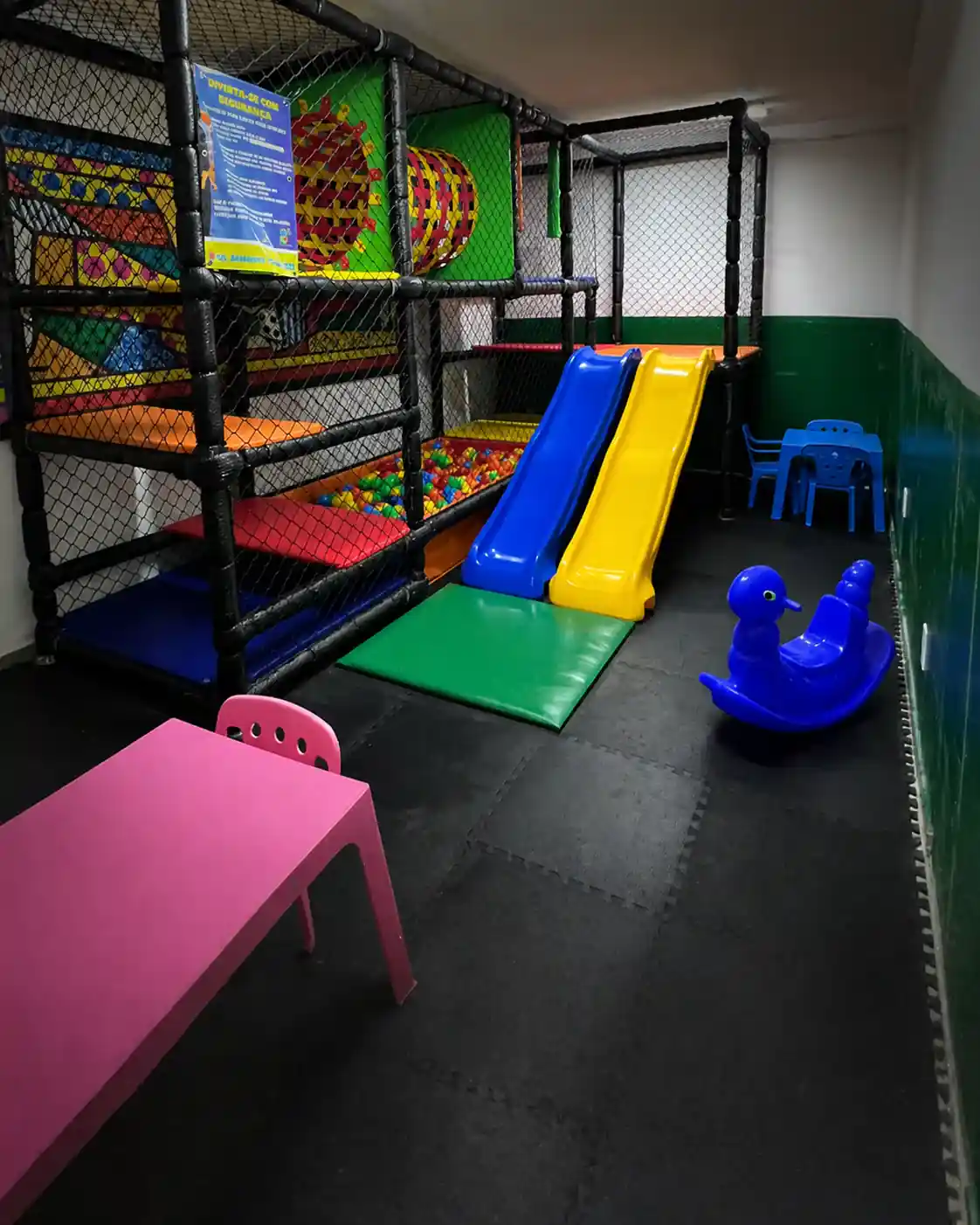 Espaço kids do Zora Bar com brinquedão, piscina de bolinhas e escorregadores