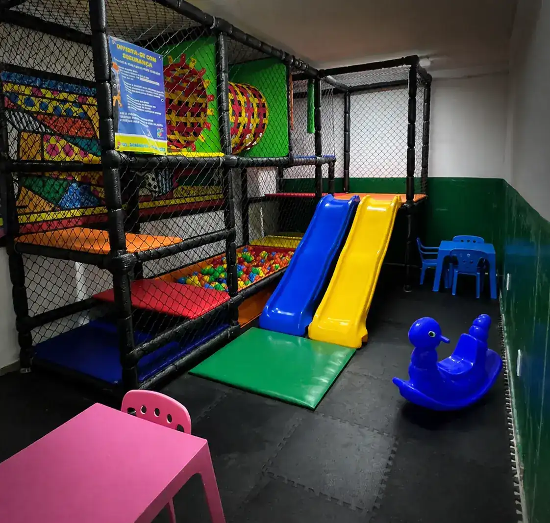 Espaço kids do Zora Bar em uso, com crianças brincando no brinquedão