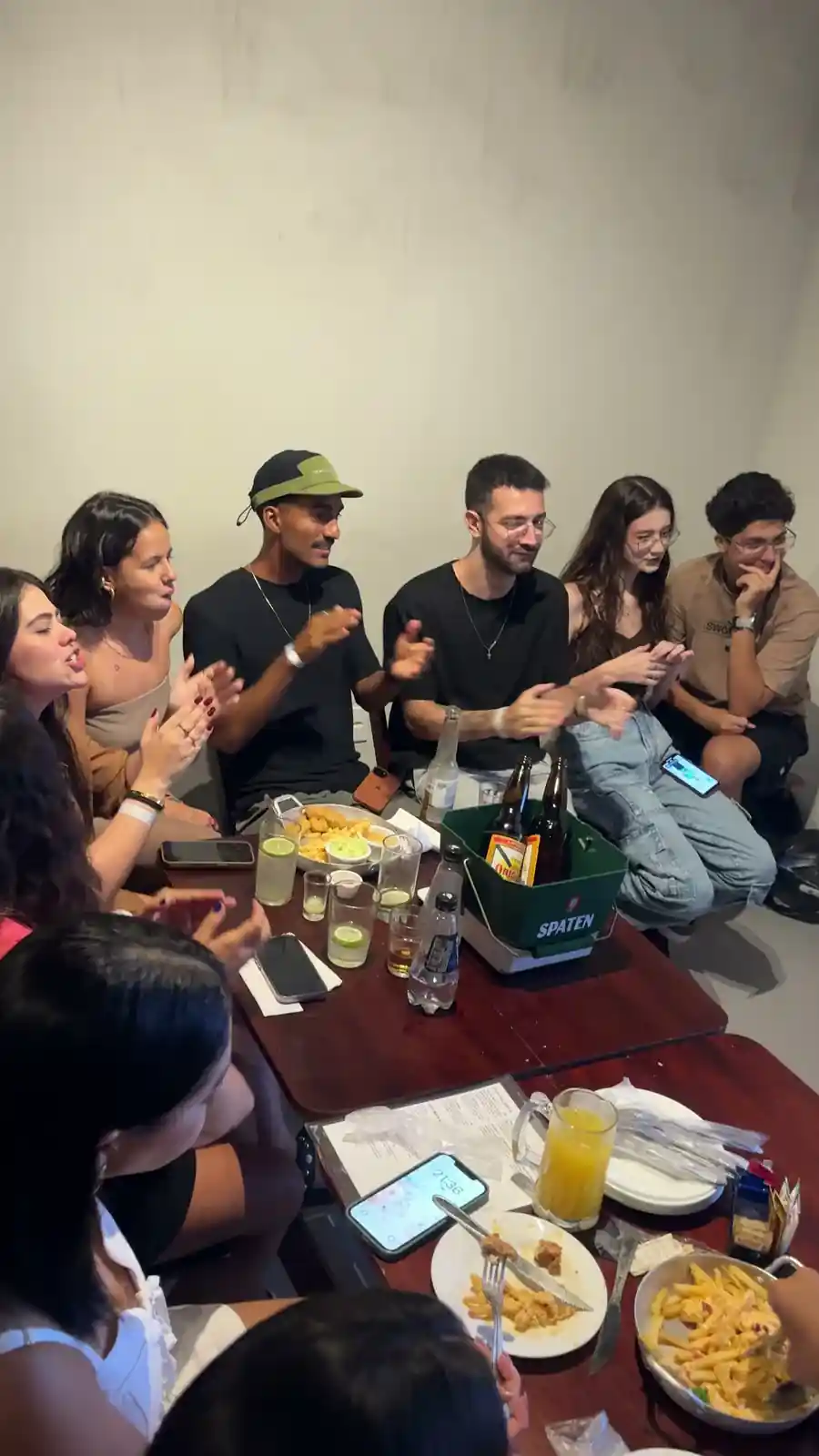 Grupo de amigos numa noite de casa cheia no Zora Bar, em Santos