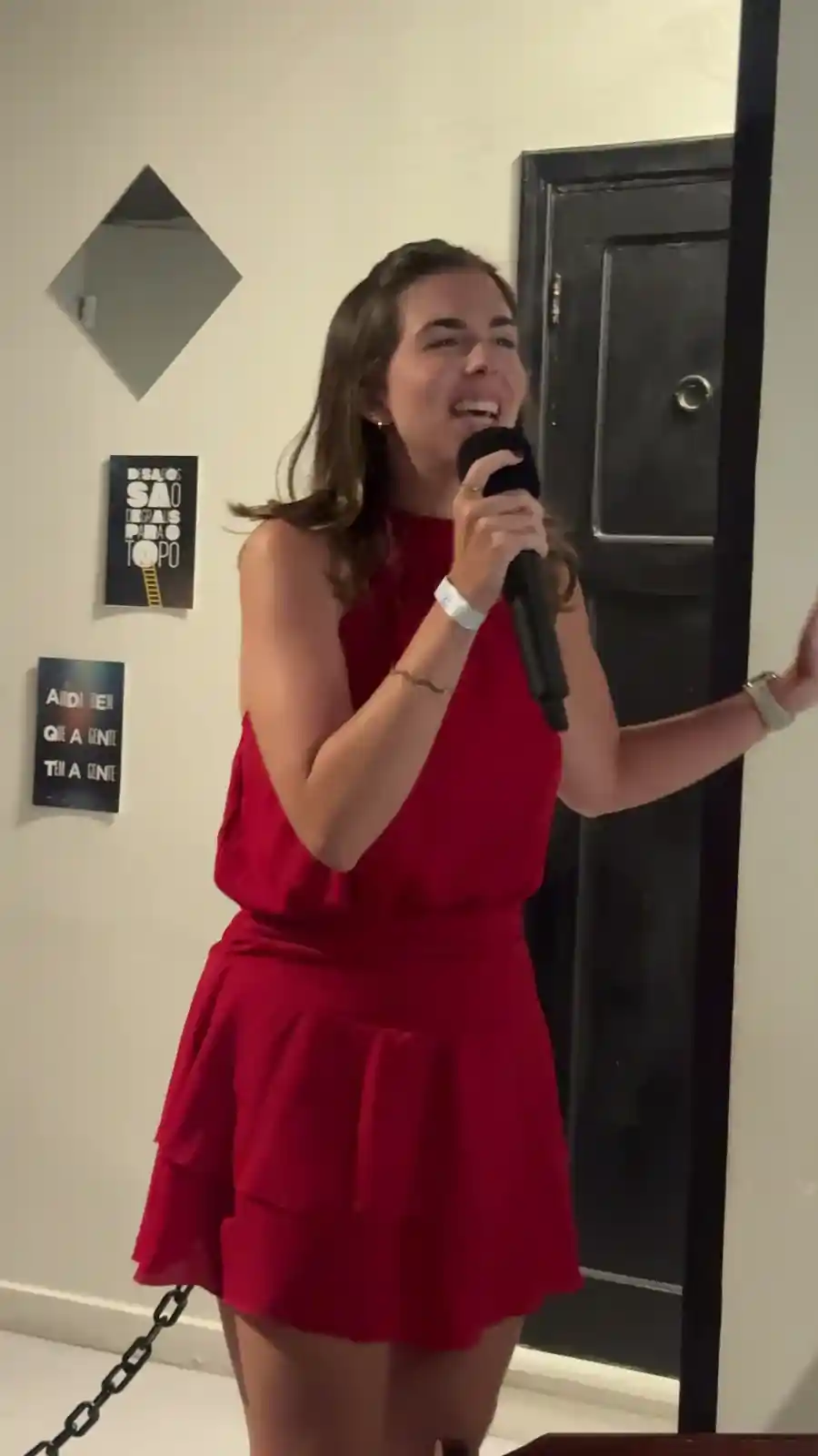 Cliente cantando no karaokê do Zora Bar, em Santos