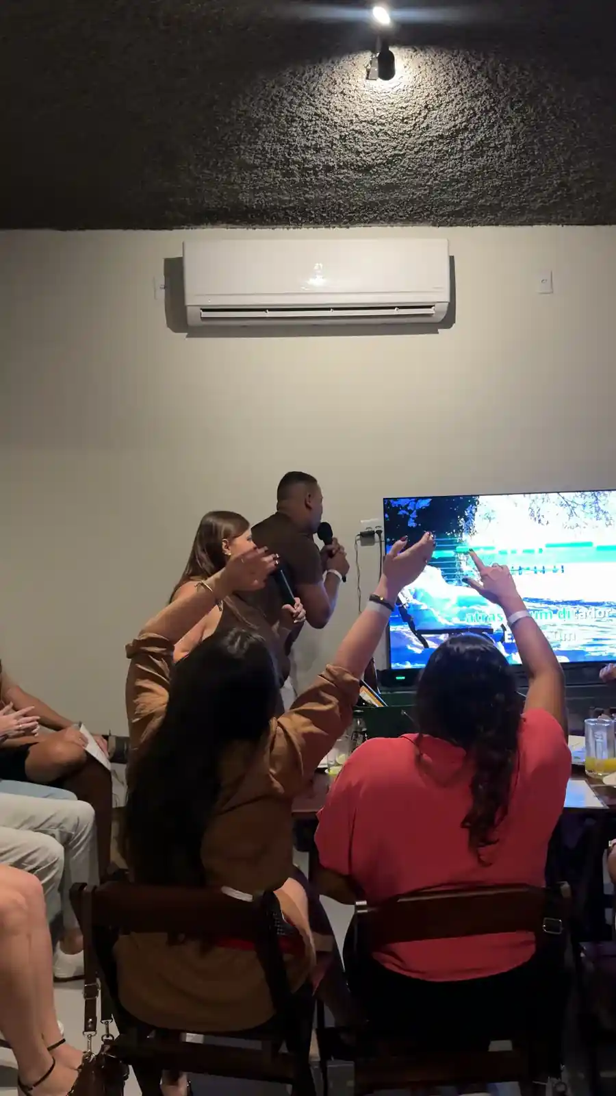 Plateia animada numa noite de karaokê no Zora Bar, em Santos