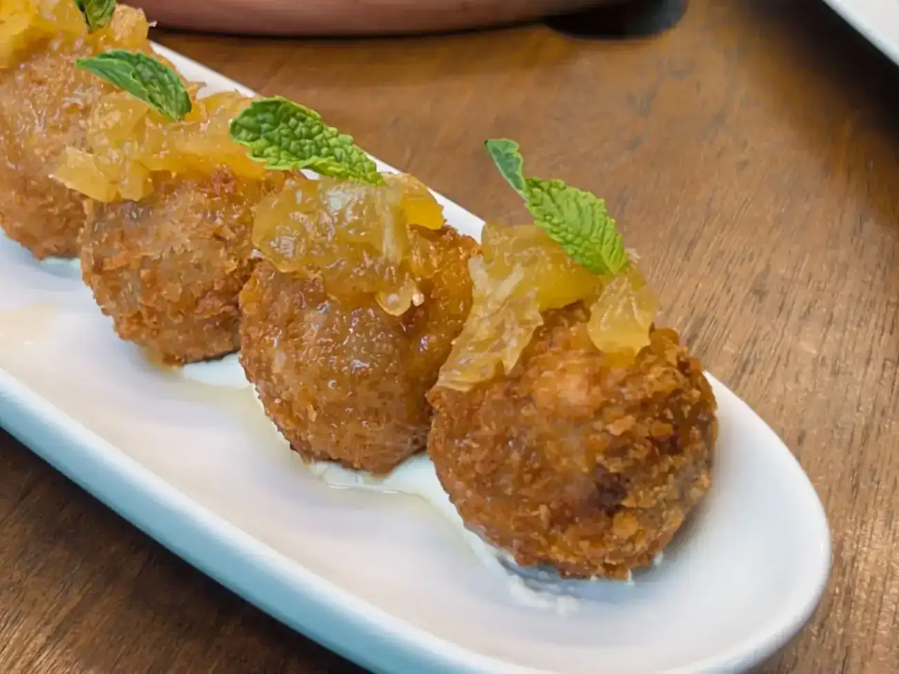 Bolinho de cupim com chutney de abacaxi