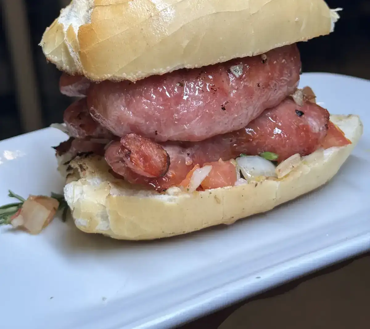 Choripam com chimichurri e vinagrete