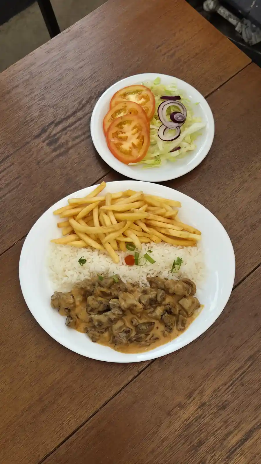 Strogonoff de carne do almoço executivo, com arroz e batata