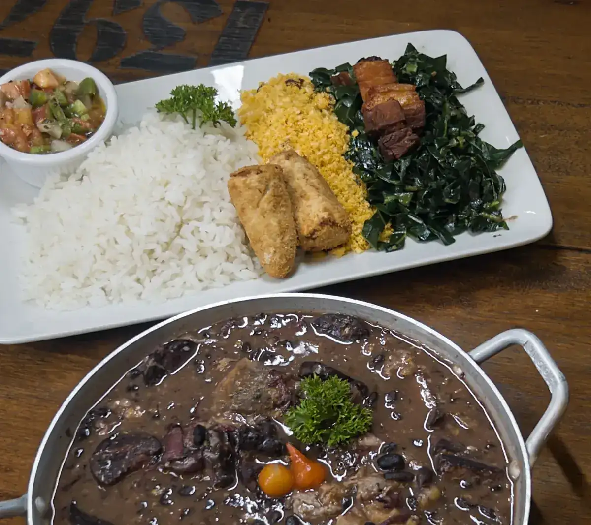 Feijoada completa do Zora Bar na panela