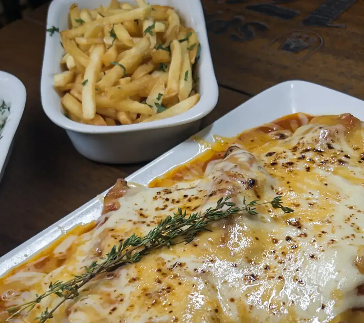 Parmegiana do Zora Bar com arroz e batata frita