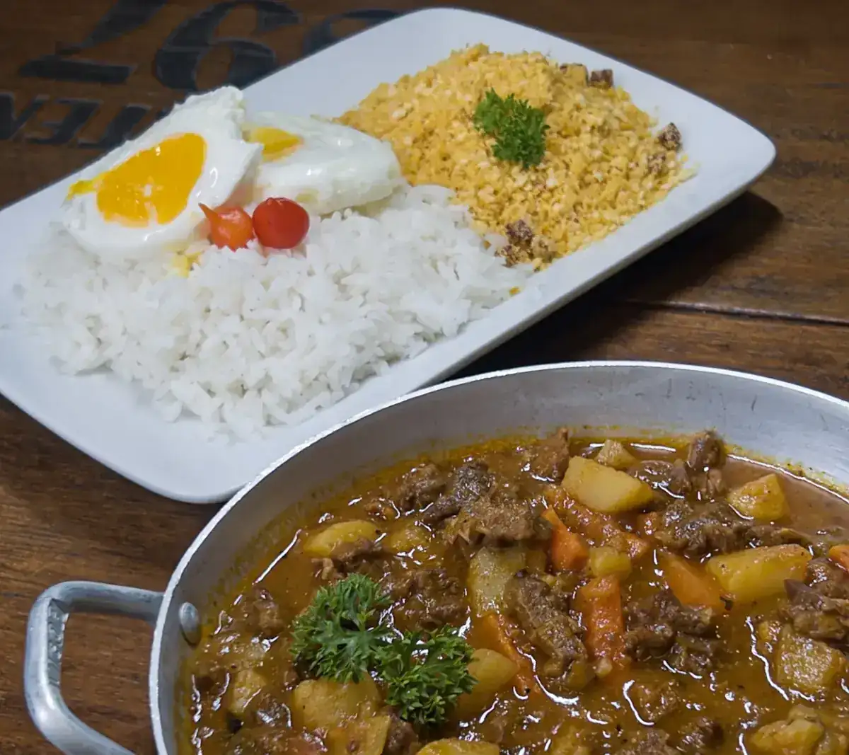 Picadinho com arroz, farofa e ovo