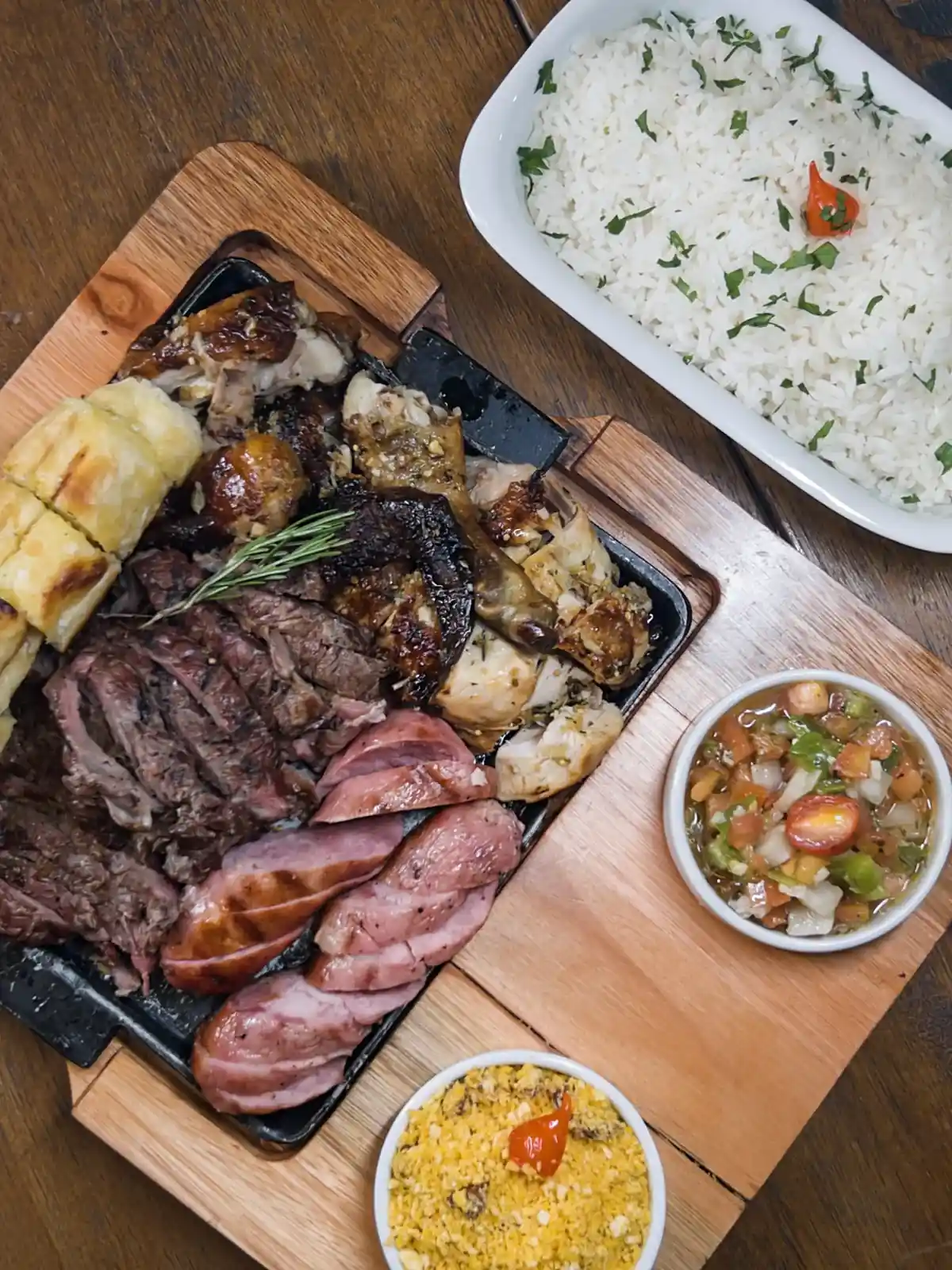 Tábua mista da churrasqueira do Zora Bar: ancho, galeto, linguiça e pão de alho